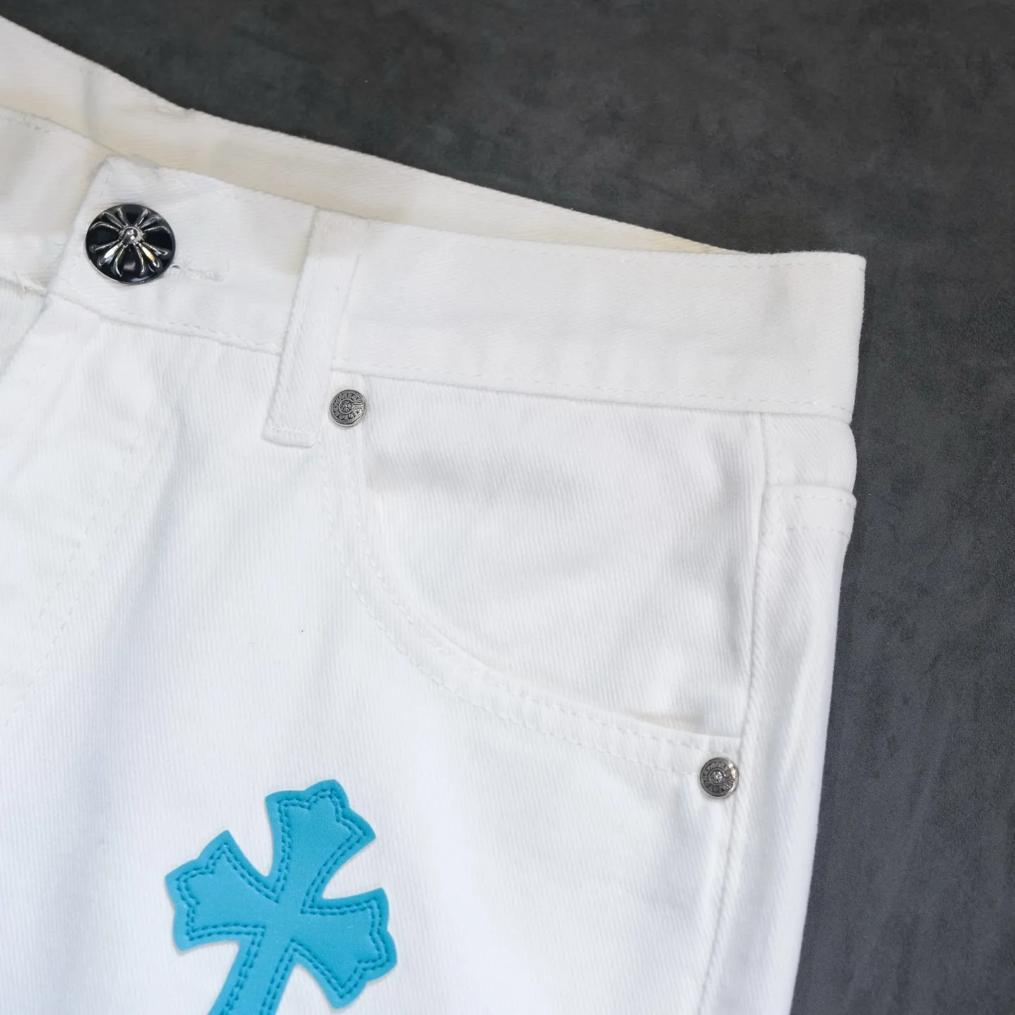 P240 Chrome Hearts Chrome Hearts 2025 New Ice Blue Cross Patch Leather Couple Style Washed Loose Jeans. Styles with different wash textures are very friendly to people with thin legs and thick legs. The straight and loose version is very flattering to the leg shape. The timeless moderate length makes it easy to match casually. It is the basis of various styles and is a must-have in the wardrobe! The fabric is stiff but also makes the upper body soft without losing texture. The washing process is even more perfect. It is a must-have item for everyone! ! ! Size: 28/30/32/34 Waist: 73/78/83/88 Hips: 99/104/109/114 Pants length: 102/104/106/108